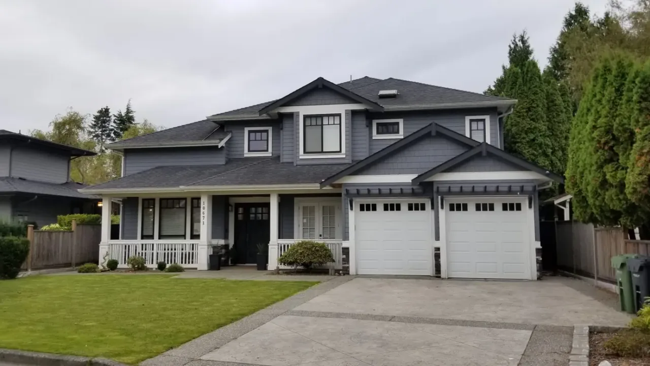 A house assembling itself: a bare graded lot, then footings, foundation, floor deck, stud walls, roof trusses and sheathing, resolving into a finished Plus Living home on a Richmond street.